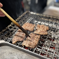 熟練の焼き手が1枚1枚丁寧に炭火で焼き上げます！