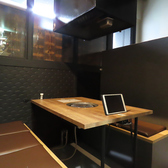 【1F テーブル席】2名様~4名様までのテーブル席をご用意しております。友人同士や会社帰りの方などでこだわりの肉を心ゆくまでお楽しみいただけます♪