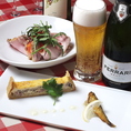 お仕事帰りにも◎おつまみセット｜おつまみ2品＋ドリンク1杯（ソフトドリンク・ビール・グラスワイン・カクテル)や、ワインデキャンター(赤or白)＋おつまみ1品セットもございます。1名様～ふらっとお立ち寄りいただけます。