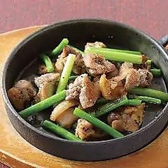 親鶏のにんにくの芽炒め