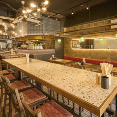 店内入口にてライブ感あるカウンター席ご用意!!お一人様でもお2人でも◎(船橋/津田沼/市川/西船橋/居酒屋/個室/喫煙可/焼き鳥/肉刺し/宴会/歓送迎会/大衆/大衆酒場/送別会/歓迎会/歓送迎会/忘年会/新年会/飲み会/カウンター)