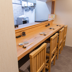 カウンターのお席を4席ご用意しております。