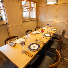 完全個室の和割烹をイメージした店内は、大人の隠れ家のような雰囲気を演出。大切な人とのデートや、ご接待などにもおすすめです。大切な方とのお食事に最適な空間となっております。完全プライベートな飲み会も大歓迎!各種ご宴会やご家族でのお集まりにもオススメです。