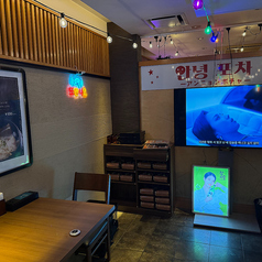 まるで韓国屋台!2~4人用の広々としたテーブル席は、飲み会、デートに最適です。