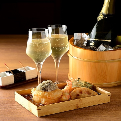 ◆食事は天ぷらと地魚を中心に。全国の厳選した地酒やワインも充実。