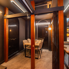 記念日や誕生日を特別に演出する半個室で、ゆったりとした雰囲気を楽しめます。大切な人との思い出を作るのに最適な場所です♪