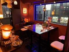 座りやすいハイカウンター席予約優先・喫煙可能