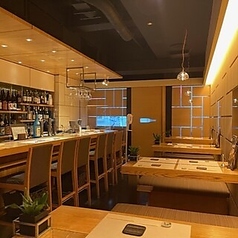 店内はテーブル席が4名様×4席、雰囲気漂うカウンター席を10席ご用意しております。テーブル席ではグループやご家族での食事、カウンター席では一人でも気軽にお食事をお楽しみいただけます。心地よい空間と温かなサービスを提供し、お客様にくつろいだひとときをお過ごしいただけるよう心掛けております。