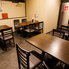 大人数での集まりでも安心して過ごせる完全個室を完備しております。周囲から遮断された静かな環境は、深いお話をする際や親睦を深める場として非常に理想的です。快適な空間で、本格中華を心ゆくまでお召し上がりください。 ※一定の人数制限を設けているため、ご利用の際はお電話にて事前のご予約をお願いいたします。