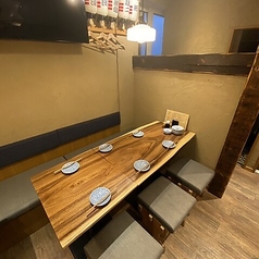 6名様掛けのテーブル席をご用意。女子会や少しだけ人数が多くても利用しやすいお席です。
