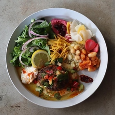 ラムキョフテと前菜プレート(スパイス入りのラム肉団子)