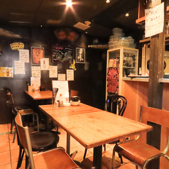 木の温もりがあるテーブル席もご用意。会社宴会や仲間との飲み会などにオススメです。