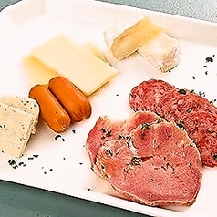サラミとチーズの盛り合わせ