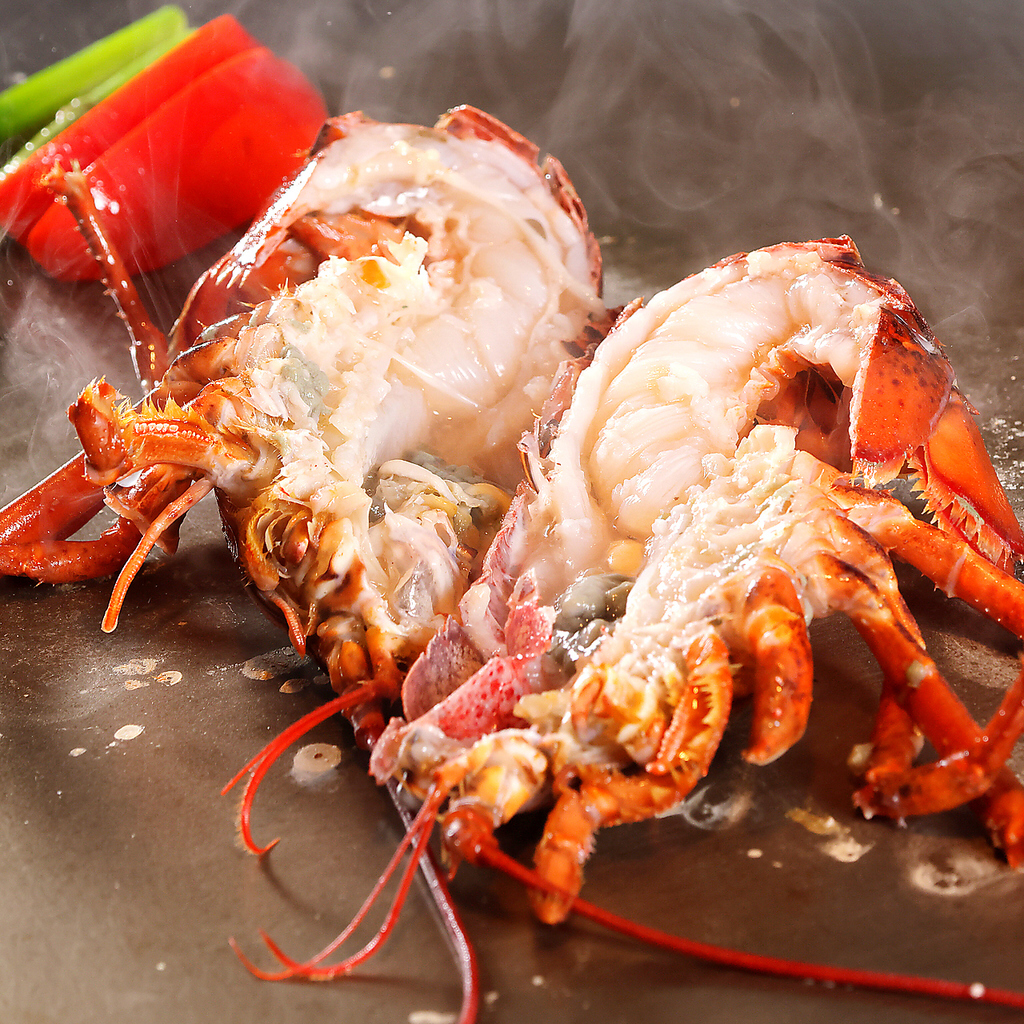 仙台牛、松阪牛の他、オマール海老・国産黒鮑なども味わえる贅を極めたコースもございます。