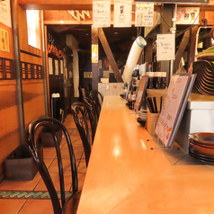 店内に足を踏み入れれば、木を基調とした暖かいライティングの、お洒落な空間が広がります♪お1人様やちょい飲みをご希望のお客様には気軽にご利用いただけるカウンター席をご用意しております◎お仕事帰りに是非お立ち寄りください。