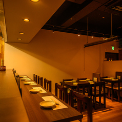 和食居酒屋の気軽さと、レストランの丁寧さを併せ持つカウンター席。料理人の手仕事を間近に感じながら、一皿一皿が出来上がる臨場感も楽しめます。肩肘張らずに過ごせるのに、自然と背筋が伸びる心地よさ。お一人様のゆったりした時間にも、大切な人との静かな語らいにも寄り添う、大人のための特等席です。