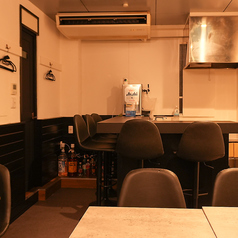 お一人様やカップルにおすすめのカウンター席です。スタッフとの距離も近く、会話を楽しみながらお酒を嗜むのに最適な特等席です。お仕事帰りにふらっと立ち寄り、自慢の焼鳥や馬刺しを肴に、自分だけの至福の時間をお過ごしください。落ち着いた雰囲気の中で、一日の疲れを癒していただけます◎