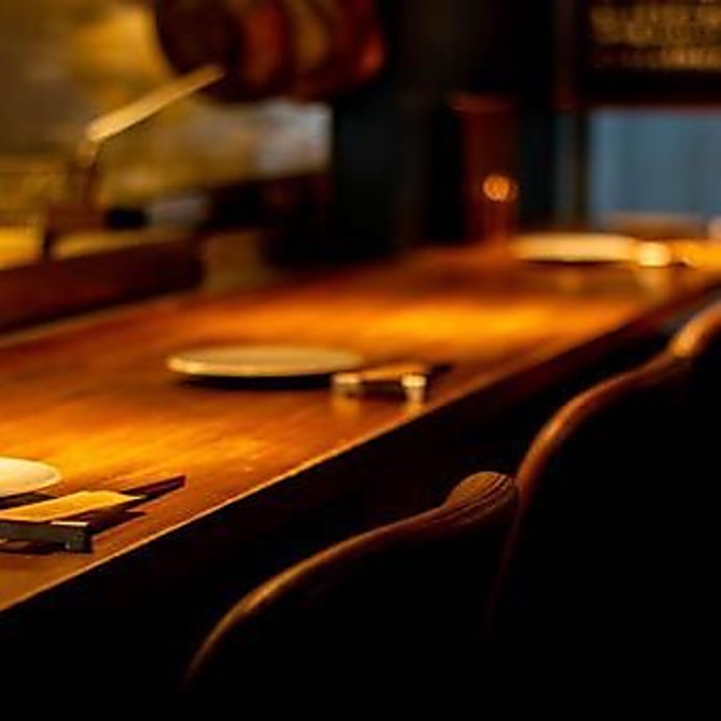 落ち着いた光の【特等席】で乾杯★目の前でジュワッと肉が焼ける香りが二人の距離をグッと縮めます♪