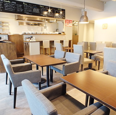 広々テーブル席！デートでのご利用やご友人とのお食事もお待ちしております。