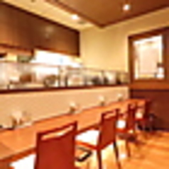 カウンター席をはじめ、テーブル席など、様々なシーンでご利用いただけます。ご家族やご友人、ご夫婦、カップルなど、さまざまなお食事にお愉しみいただけます※イメージです。