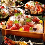 季節ごとに仕入れる直送鮮魚刺身。旬の味わいそのままご堪能頂ける贅沢な一品です！