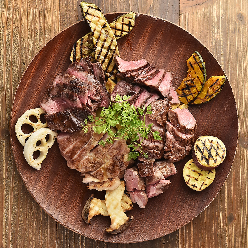 厳選肉と厳選ワインのマリアージュ。大人気バックリブは数量限定！希少部位各種ご用意♪