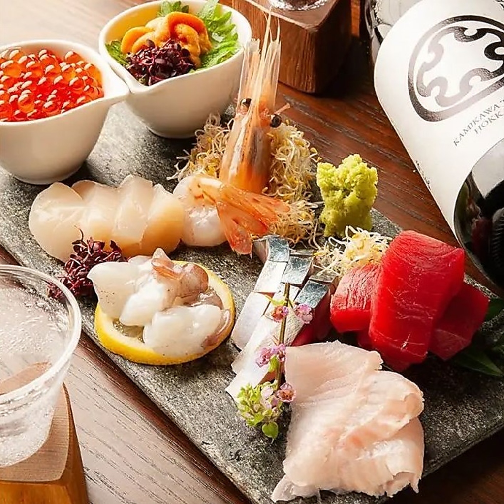 おまかせ刺身五種盛り合わせ(2カット)は旬の食材を活かした一皿です！日本酒との相性も抜群です♪