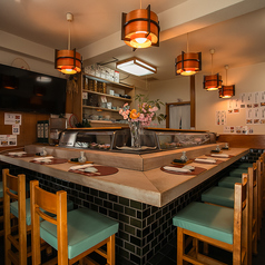 目の前で職人が作る寿司を楽しむことができ、臨場感があり視覚でもお愉しみいただけます。お一人様でのご来店、大歓迎です◎