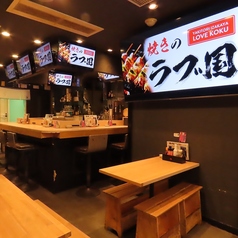 カウンター席で焼鳥・逸品料理ととお酒を飲みながら、スタッフとの会話をお楽しみください♪