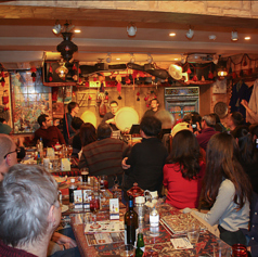 着席時 35人、立食時 45人◎持ち込みイベント・企画なども大歓迎です。音響設備、プロジェクター、スクリーンなどもご用意あります。ご相談ください！月曜日から木曜日まで予約の方でお誕生日の方ケーキプレゼントさせて頂きます。貸切/ウェディング/2次会/誕生日/記念日