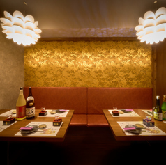 個室への通路、お部屋までの臨場感も大切にしております。扉付きの個室となりますので、ご接待や会食、記念日などプライベートな空間でお食事や商談をお愉しみいただけます。