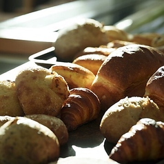 毎朝焼きあがる、香り豊かでもっちり自慢の自家製パンの写真