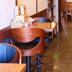 【2名様用テーブル席×3卓】カジュアルな雰囲気の中で、恋人や親しい方との特別な時間をお楽しみいただけるテーブル席をご用意。出来立てのお料理やドリンクを囲んでリラックスした空間で、心ゆくまで会話をお楽しみください！