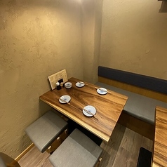 4名様掛けのテーブル席をご用意。家族やご友人とゆったりできるお席です。