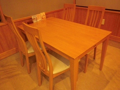ご家族やご友人とのお食事にも最適な4名様掛けのテーブル席。