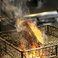 じっくり炭火で焼き上げる料理