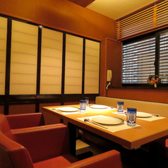 当店は全席個室となっております。周りを気にすることなく、プライベート空間でお食事をお楽しみいただけます◎少人数から大人数まで、各人数・シーンに合わせて使いやすい！各種宴会やお祝い事など様々なシーンでご利用ください♪