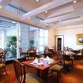 【どのお席も特等席】広々としたラグジュアリーな店内は、個室でなくても隣を気にせず優雅な時間を過ごせる開放的な空間です。ランチ・ディナーともに心地よい光や照明が演出され、デートや女子会を特別に彩る特等席ばかり。雰囲気重視の集まりにも最適です。最高の空間で、シェフ自慢の上品な本格中華をご堪能ください。