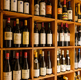 約100種類以上あるワインは、当店自慢のソムリエが厳選して仕入れしております。