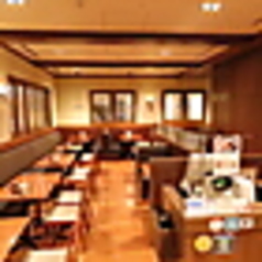 落ち着いた色合いの座席とテーブルが調和し、ゆったりとした食事の時間を過ごすことができます。さらに控えめな照明が全体の雰囲気をさらに和らげ、リラックスできる空間を提供しています。※イメージです。