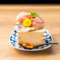 【喧騒を忘れる大衆酒場♪】都会の忙しさを忘れさせてくれる心地よい店内で、絶品の居酒屋メニューを豊富にご用意しております！各種ご宴会に嬉しい「2時間飲み放題付きコース」もございます★お仕事帰りのサク飲みから仲間内での本格的な飲み会まで、美味しい料理とお酒で賑やかな夜をお楽しみください◎
