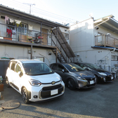 店舗の表と裏にそれぞれ3台ずつ合計6台分の駐車場をご用意しております。写真は店舗の裏側の駐車場です。