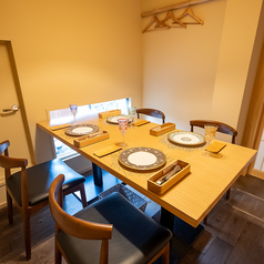 少人数向け完全個室をご用意。2~4名まで、顔合わせや接待、食事会にオススメのお席をご用意。くつろげるテーブル個室でより快適なお時間を過ごせます