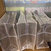 当店は全席喫煙可能！煙草を吸う方もゆっくりくつろげます。また「煙草は吸わないけど一緒に楽しみたい」「服や鞄への匂い移りが心配」という方にも配慮し、【チャック付き荷物籠】をご用意◎大切なお荷物やアウターを煙から守るので、匂いを気にせずお食事が楽しめます！お気軽にスタッフへお声がけください♪