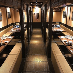 ４名様から最大３２名様まで対応可能な個上がりのお席。半個室にもなり様々な人数に対応可能です。