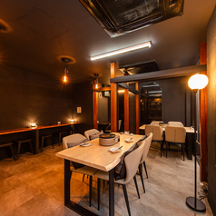 雰囲気抜群のテーブル席で、ゆったりとした時間をお過ごしいただけます。女子会におすすめの飲み放題付コースもご用意しております★