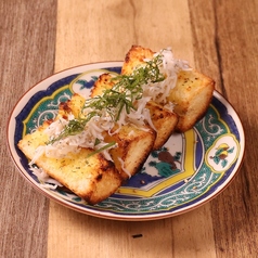 シラスと大葉のやみつきガーリックトースト