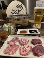名物焼きとんカウンター席では七輪焼きで楽しめます！