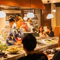 【笑顔でおもてなし】全国各地から取り寄せた食材を、料理長が感謝と愛情を込めて調理します。豊富な日本酒や焼酎とともにに最高の味でお迎えいたします。日常の延長にある、ちょっと特別な時間を『こだわりもん一家』でお過ごしください。