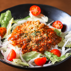 スパイシーな挽肉と新鮮野菜が相性抜群！〆にもぴったりな特製「タコライス」の写真
